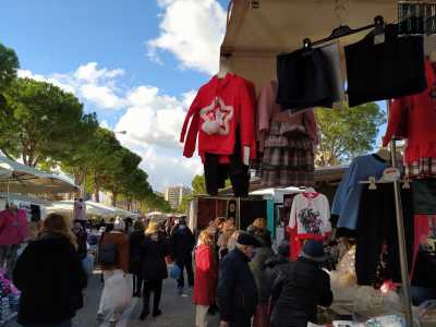 Siamo a Natale e man mano che ci immergiamo tra la bancarelle la musica di sottofondo si fa sempre pi� forte